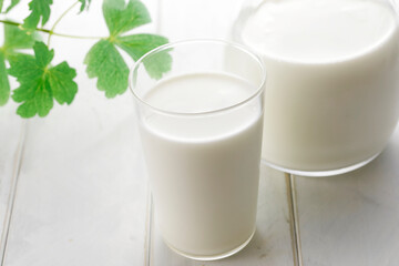 グラスに入った牛乳　