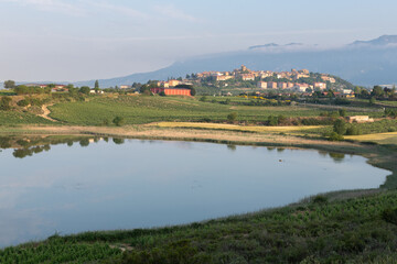 Fototapeta na wymiar Carralogroño lake with Laguardia town as background, Rioja Alavesa, Spain