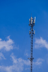 Obraz premium Telecommunication telephone signal transmission tower with beautiful blue sky and cloudy background