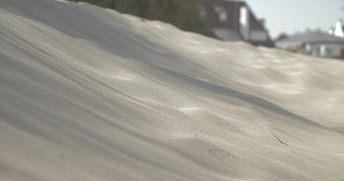 dune de sable frapp&eacute;e par les rayons du soleil 