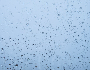 gotas de lluvia sobre cristal