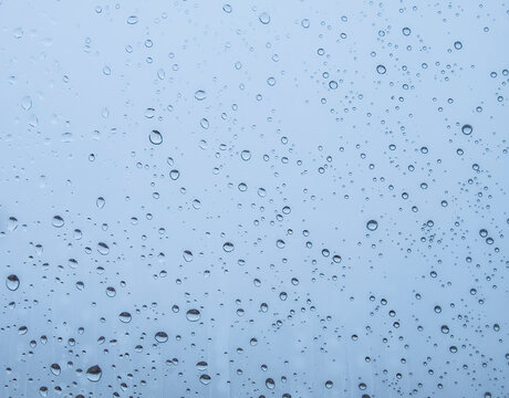 gotas de lluvia sobre cristal