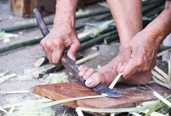 How to scrape the fiber from the bark by knife , prepared for weaving reed mat , handmade thai style