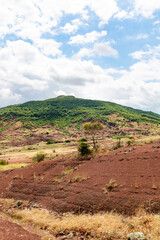 Paysage de roches rouges autour du Lac du Salagou (Occitanie, France)