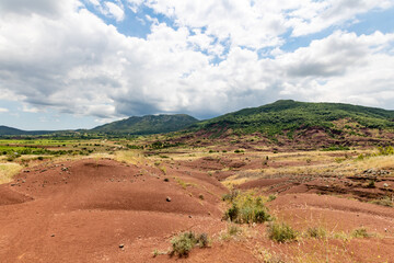 Paysage de roches rouges autour du Lac du Salagou (Occitanie, France)