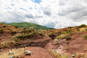 Paysage de roches rouges autour du Lac du Salagou (Occitanie, France)