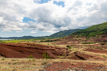 Paysage de roches rouges autour du Lac du Salagou (Occitanie, France)