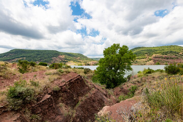 Fototapeta na wymiar Paysage de roches rouges autour du Lac du Salagou (Occitanie, France)