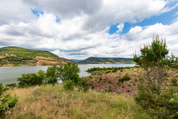Paysage de roches rouges autour du Lac du Salagou (Occitanie, France)