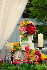 レセプション会場に設置された華やかなフラワーアレンジ