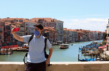 man blue surgical mask on Rialto Bridge in Venice
