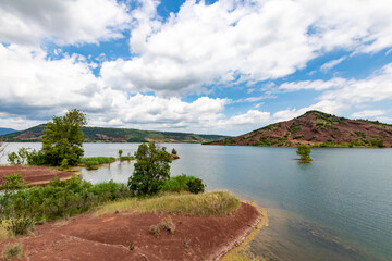 Obraz premium Paysage de roches rouges autour du Lac du Salagou (Occitanie, France)