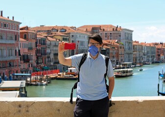 man with surgical mask n Rialto bridge in Venice