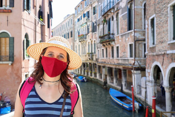 woman with surgical mask and the straw hat during a trip to Veni