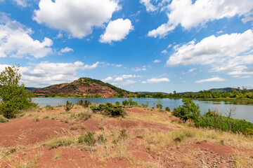 Paysage de roches rouges autour du Lac du Salagou (Occitanie, France)