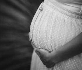 Femme enceinte avec main sur le ventre et bola