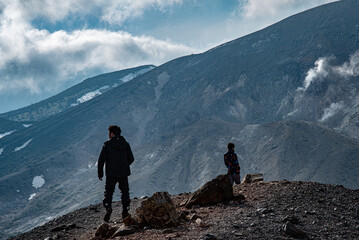 登山をする若い二人の若い男性