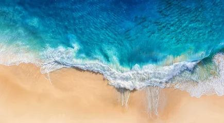 Crédence en verre imprimé Vue aerienne plage Plage et vagues en arrière-plan depuis la vue de dessus. Fond bleu de l& 39 eau du drone. Paysage marin d& 39 été depuis l& 39 air. Image de voyage
