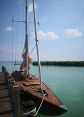 Obraz premium Graceful Sailboat in the Harbor