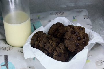 cookies with chocolate granules served with a glass of milk are very appropriate served as morning snacks, have a lot of protein, carbohydrates as well as sugar as an energy supply