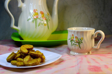 crust pie served with warm lemon tea, is perfect for accompanying when relaxing such as reading a book or gathering with family, the combination of bitter tamarind tea with sweet pie is perfect