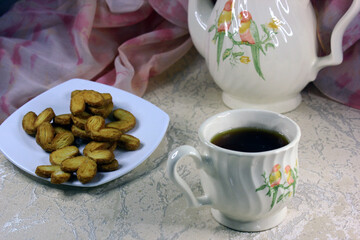 crust pie served with warm lemon tea, is perfect for accompanying when relaxing such as reading a book or gathering with family, the combination of bitter tamarind tea with sweet pie is perfect