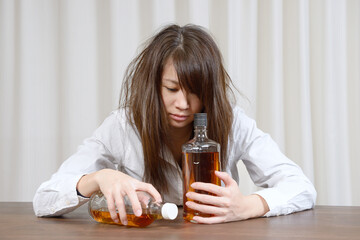アルコール中毒の若い女性