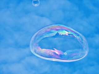 große Seifenblase vor blauem Himmel