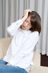 頭痛に苦しむ若い女性