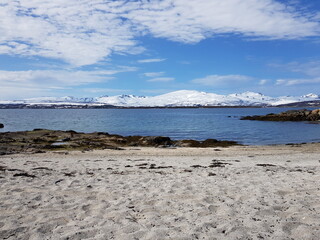 Fototapeta na wymiar beautiful sea and beach landscape in tromsoe, northern norway