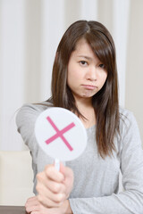 バツ印を出す女性