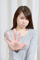 拒否する若い女性