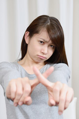 バツを出す若い女性