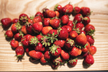 Erdbeeren auf Schneidebrett