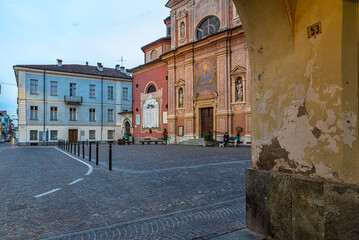 Obraz premium Busca all'imbrunire, un piccolo comune della Provincia di Cuneo, nel Sud del Piemonte