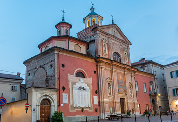 Busca all'imbrunire, un piccolo comune della Provincia di Cuneo, nel Sud del Piemonte