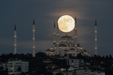 Moonrise over Camlica Mosque in Istanbul, Turkey © EvrenKalinbacak
