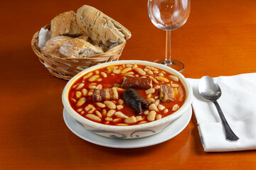 Plato de fabada asturiana servido en la mesa 