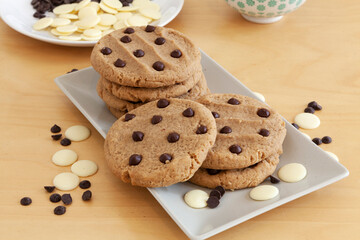 Galletas caseras con trozos de chocolate incrustado