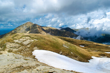 Ombre delle nuvole sulle montagne e resti di neve in primavera, Pizzo Sevo