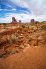 hiking the wildcat trail in the monument valley, usa