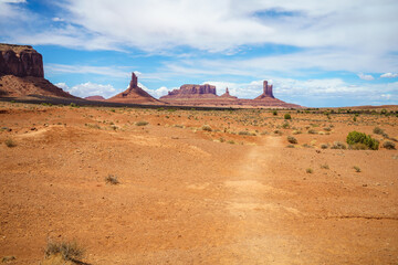 hiking the wildcat trail in the monument valley, usa