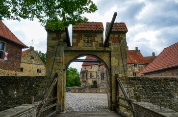 Fototapeta na wymiar Eingang zu einer historischen Wasserburg in Lüdinghausen