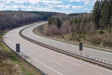 leere Autobahn A4 bei Rabenstein zu Zeiten des Corona Lockdowns