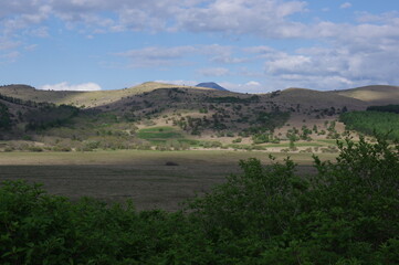 Fototapeta na wymiar 高原の山脈　湿原を前に　K3BP6499