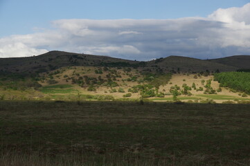 Fototapeta na wymiar 高原の山脈　湿原を前に　K3BP6514