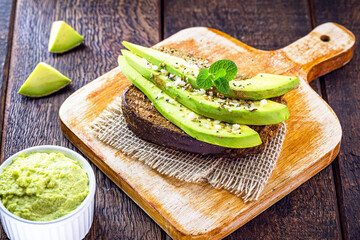 avocado with wholemeal bread and toasted in the morning, healthy eating. Avocado and cream pate with bread.