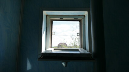 window with horizontal opening