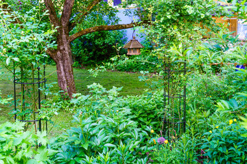 Obraz premium Pfarrgarten in Landsberg, Garten im Frühling