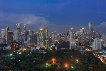 Fototapeta premium Widok z lotu ptaka i panoramy miasta Bangkok wieżowiec i park w godzinę zmierzchu niebieski